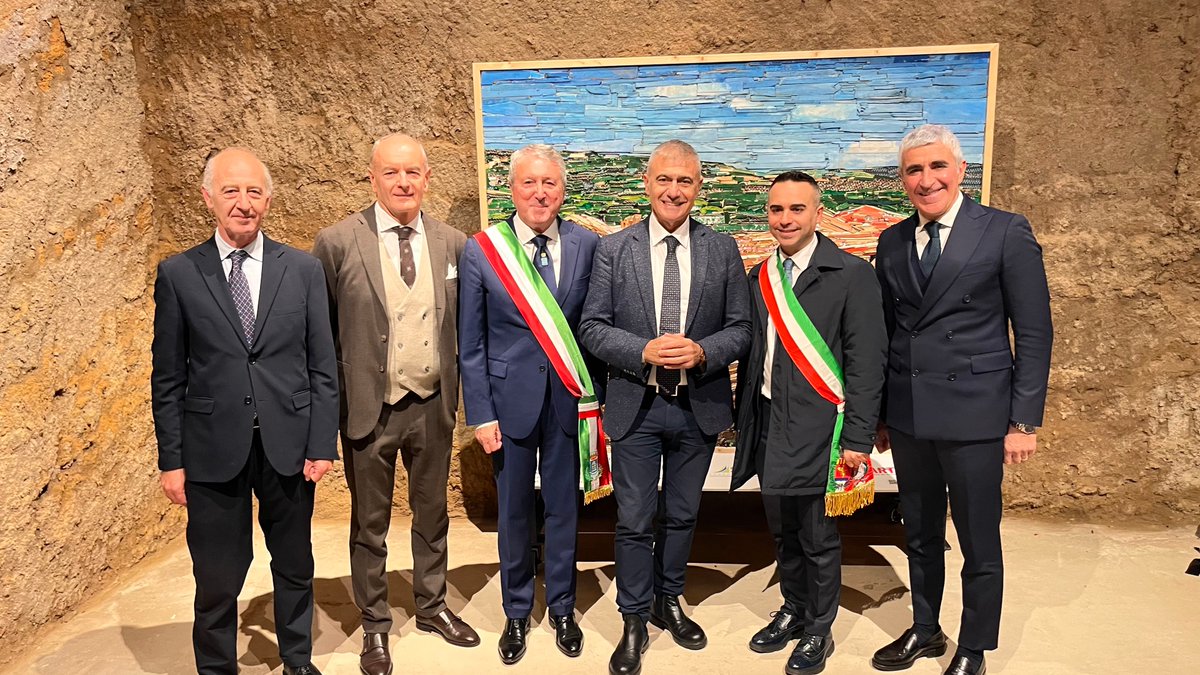 GruppoHera's tweet image. 🎨 Inaugurata ad #Agrigento2025 la mostra firmata #SCART, progetto artistico #GruppoHera, fino al 2/3 al Teatro Pirandello. Tra le opere, il ritratto del Presidente della Repubblica Sergio Mattarella realizzato con scarti compositi 👇
gruppohera.it/-/scartagrigen…