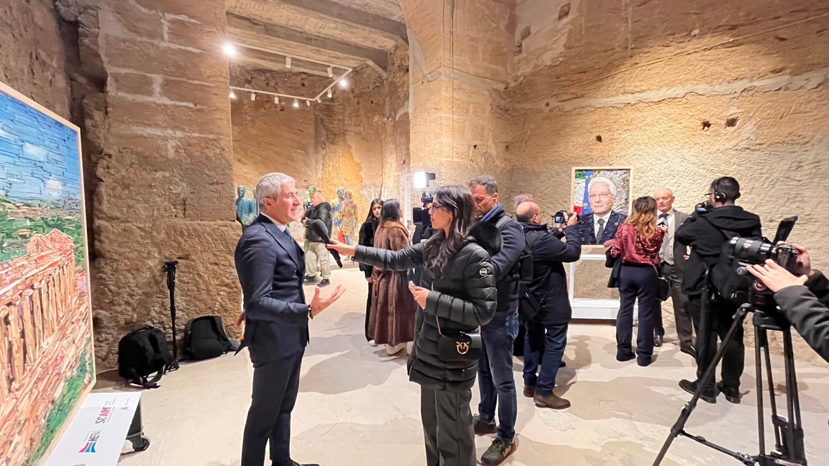 GruppoHera's tweet image. 🎨 Inaugurata ad #Agrigento2025 la mostra firmata #SCART, progetto artistico #GruppoHera, fino al 2/3 al Teatro Pirandello. Tra le opere, il ritratto del Presidente della Repubblica Sergio Mattarella realizzato con scarti compositi 👇
gruppohera.it/-/scartagrigen…