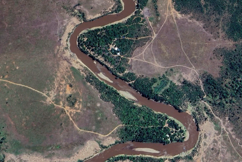 A bird's-eye view of the #MaraRiver's meanders where #geology meets #geography! These curves &amp; oxbow lakes highlight the beauty of #Kenya's #LandscapesKE.
Sharing for <a href="/SpaceAgencyKE/">Kenya Space Agency</a> #ImageOfTheMonth.
#gischat #Geospatial #GIS #RemoteSensing. Image source: <a href="/Airbus/">Airbus</a>