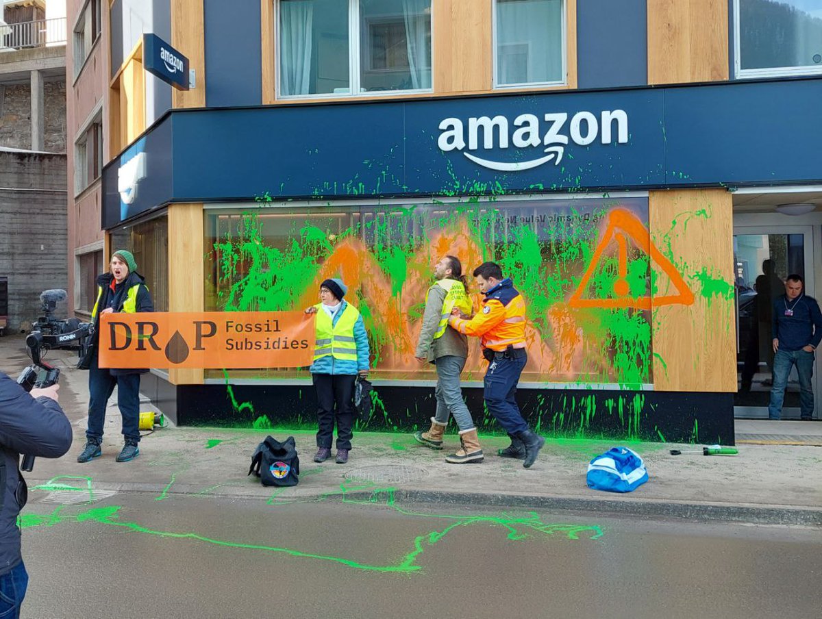 🚨🚨DROP prangert das Greenwashing des <a href="/wef/">World Economic Forum</a> an. 🦺 🟢

Max, Nils und Renate besprühen den <a href="/amazon/">Amazon</a>-Laden beim WEF Green und fügen eine Warnmeldung hinzu.

🚨 Das WEF ist eine Plattform für die 1 %, die die Sprache der Nachhaltigkeit nutzen, um ihre Gewinne grün zu waschen!