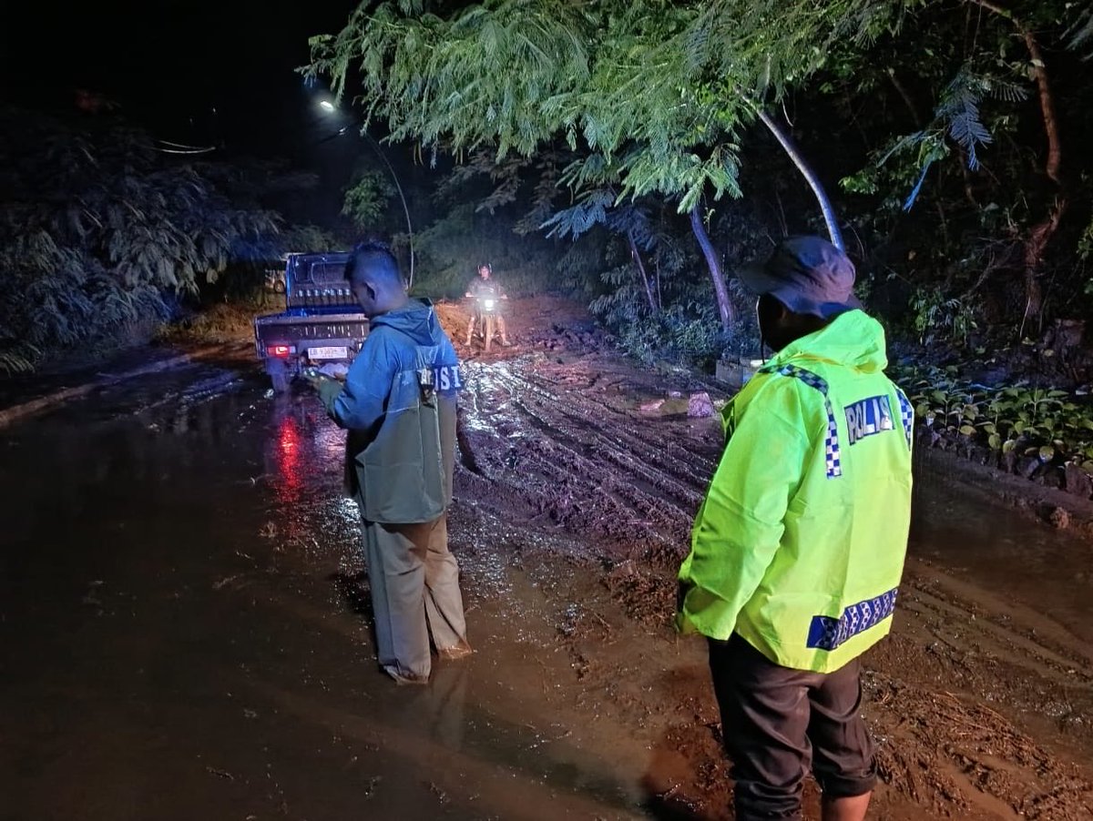 GabrielMahal's tweet photo. Inilah salah satu wujud dari spirit “Rastra Swakottama” - Polri pelayan masyarakat - di Labuan Bajo ketika terjadi banjir akibat hujan lebat disertai angin kencang. Para anggota Polres Mabar dipimpin Kapolres AKBP Christian Kadang terjun bantu warga masyarakat. https://t.co/FaBCHkkiBn