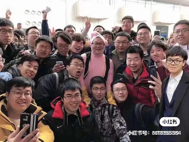 limei30288355's tweet photo. @raintred59078 @Lynn03212176206 长成这样搞什么法式浪漫… https://t.co/JtnoupVAuZ