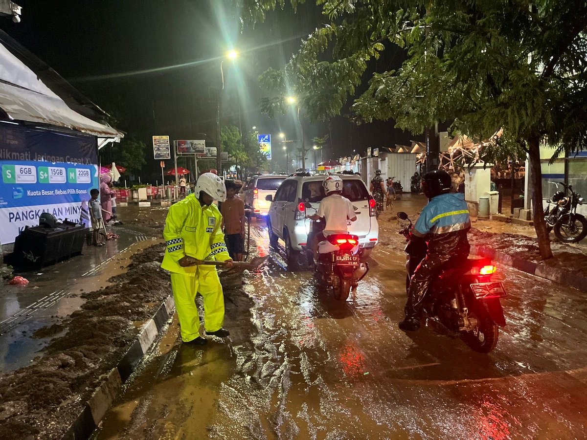 GabrielMahal's tweet photo. Inilah salah satu wujud dari spirit “Rastra Swakottama” - Polri pelayan masyarakat - di Labuan Bajo ketika terjadi banjir akibat hujan lebat disertai angin kencang. Para anggota Polres Mabar dipimpin Kapolres AKBP Christian Kadang terjun bantu warga masyarakat. https://t.co/FaBCHkkiBn