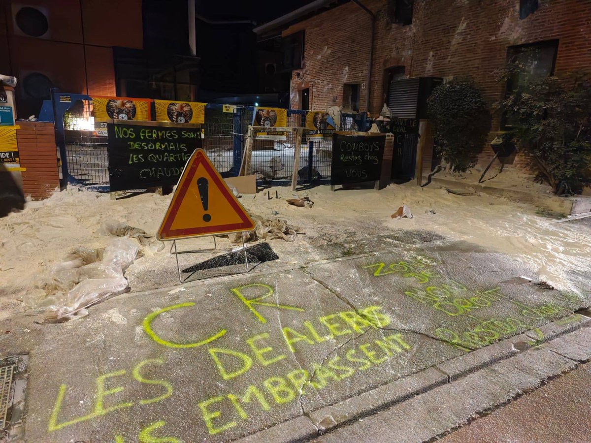 coordinationrur's tweet photo. 🔴 Les agriculteurs ne sont pas des dealers ; nous ne lâcherons rien pour que l'#OFB nous respecte enfin !
La #CR32 devant l'OFB de Toulouse
📰 On en parle :
👉 Dans @icioccitanie : https://t.co/x6xnQ9FcMt
👉 Dans @FranceAgricole : https://t.co/Q5LSeW0upJ
👉 Sur @Europe1 : https://t.co/CkyLF12i05
👉 Dans @ladepeche_32 : https://t.co/phrOOGHKFj
Retrouvez notre communiqué de presse à ce sujet : https://t.co/iNHernx7op
#CoordinationRurale #AgriculteursEnColère #CriseAgricole #AgricultureFrançaise #UrgenceAgricole #CR #bonsenspaysan #levoteutile #ElectionChambre #ChambreAgriculture #CR32