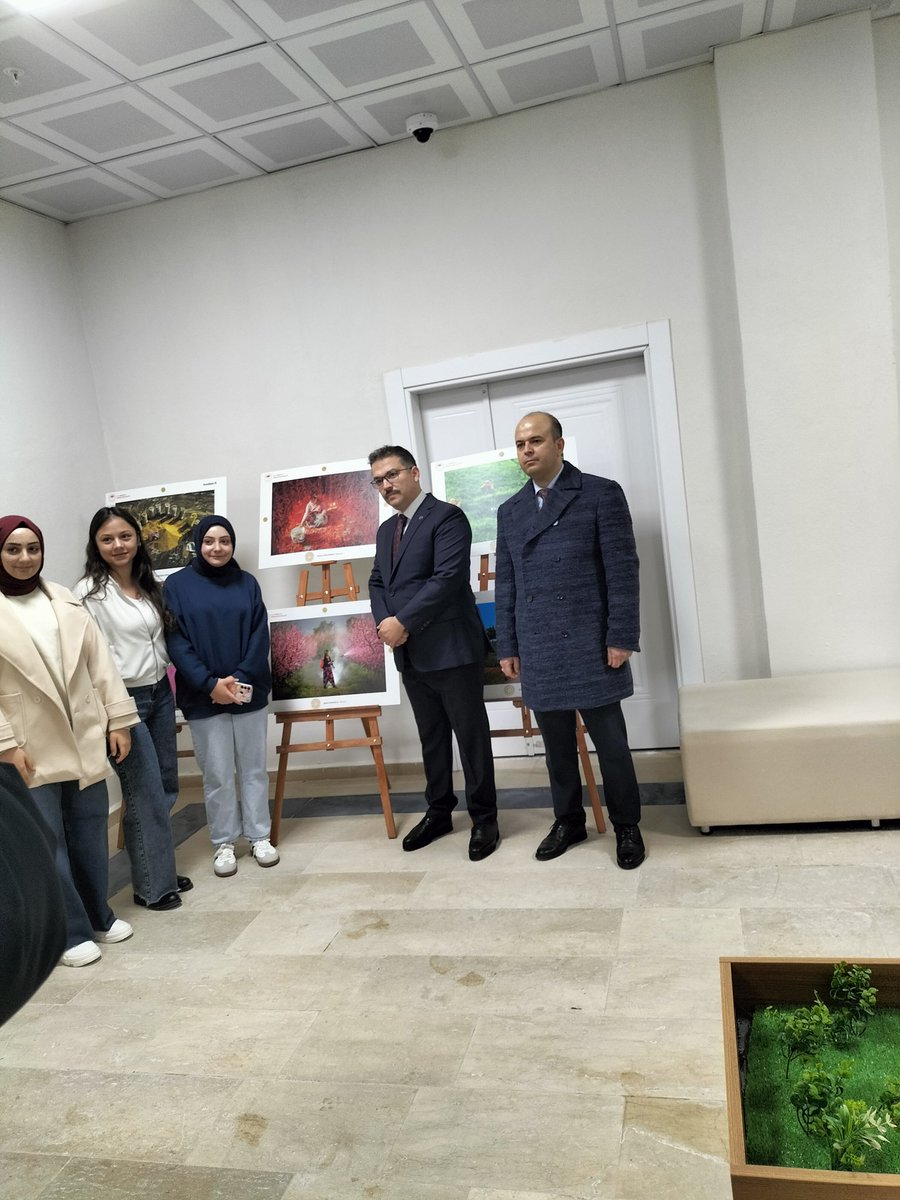 Tarım ve Orman Müdürlüğünün 14. Tarım ve İnsan Fotoğraf Sergisi Sayın Valimiz Ercan TURAN'ın <a href="/igdirvaliligi/">Iğdır Valiliği</a> katılımıyla 100. Yıl Iğdır İl Halk Kütüphanesi'nde gerçekleştirildi.