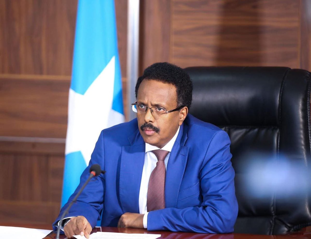 Ibrahim44097111's tweet photo. "Madaxweyne Xasan Sheekhoow talada dhexda dhig, horseedna ha u noqon in dalku uu kala tago iyo hubanti la'aan siyaasadeed oo ku dhammaan karta qalalaase iyo dib u dhac qaran".

Maxamed Cabdullaahi Farmaajo Madaxweynihii hore ee Soomaaliya. https://t.co/CDTKRL7S3G