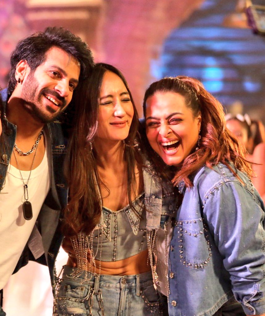 IamSinghaniya's tweet photo. I just want to say, we woooonnnn! Even now, the 3-month journey of Karan Sir in BB18 is running through my mind, and most importantly, the hangover of yesterday’s Grand Finale hasn’t worn off yet.
BB18 ke ghar ka KaranVeerMehra Jeet gya
BB18 MAHARATHI KARANVEER @KaranVeerMehra https://t.co/ZIOg0lKfHr