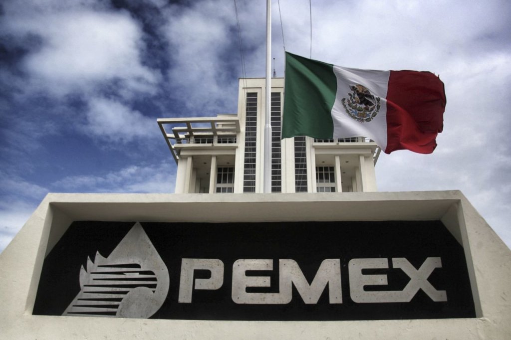 Juan_OrtizMX's tweet photo. 🗳️📌 PEMEX OCULTÓ DATOS SOBRE GASOLINA A CUBA… Y EL INAI LE ORDENA ENTREGARLOS

Pues resulta que Pemex quiso hacerse el desentendido. 

Alguien pidió información sobre cuánto combustible ha enviado México a Cuba durante el gobierno de AMLO y el primer mes de Sheinbaum.

Y la petrolera respondió que no tenía registros.

Ahora, el INAI le ordenó a Pemex buscar bien en todas sus áreas y entregar información sobre: 

📍Cantidad de combustible
📍Valor comercial
📍Fechas
📍Responsables
📍Partida presupuestal
📍Condiciones del trato

¿Qué tanto intentaron esconder?

En fin, se ve díficil que respondan. 

Adiós INAI.