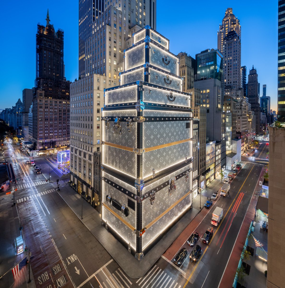 FinTechZoom's tweet image. Luxury Leisure Goes Digital: The Evolution of High-End Experiences
#GUCCI #LouisVuitton #Balenciaga #VR #metaverse #fintechzoom
fintechzoom.com/lifestyle/lux/…