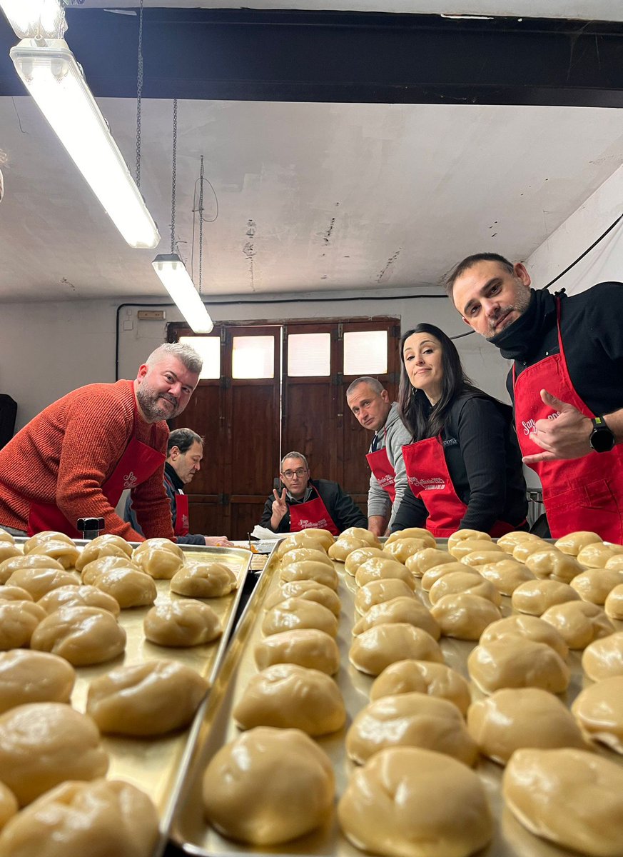 🥟 Este sábado la mayoralía de San Antonio 2025 ha hecho los pasteles en La #iglesueladelcid 🦈 También han limpiado las sardinas para disfrutar de la sardinada.

El próximo fin de semana se celebrará San Antonio por todo lo alto🐴

📸 Fotos del Facebook de Turismo