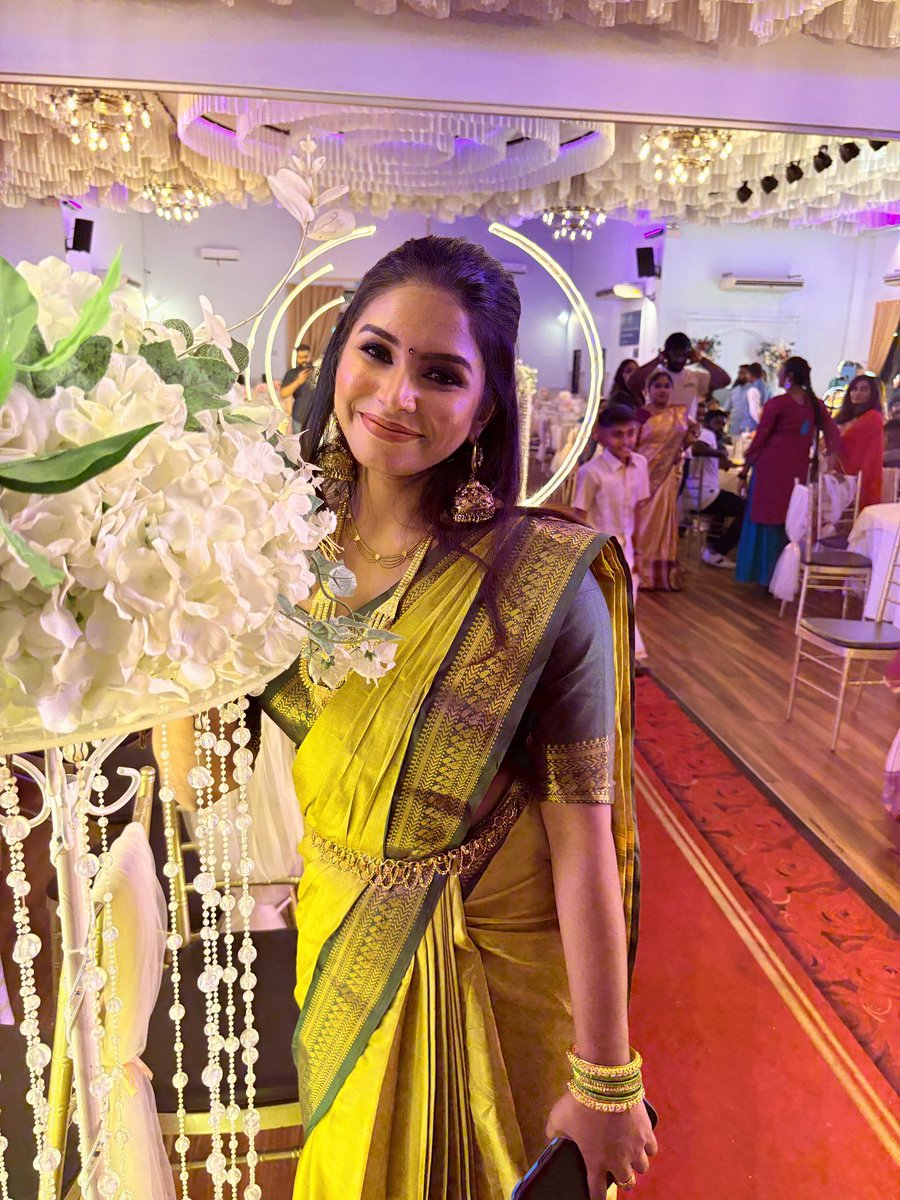 Messhvinaaaaa's tweet photo. First post of the year - being a cute bridesmaid 💚 https://t.co/rchKWu93Yc