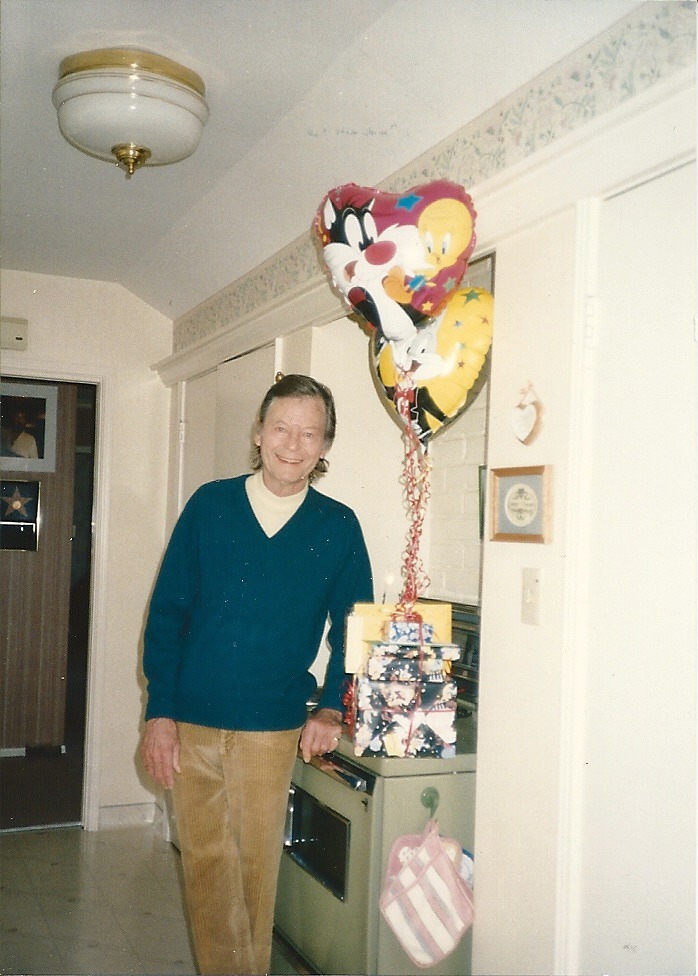DeForest Kelley celebrating his birthday in 1995 ❤️💫 

📷: tumblr.com/spawksstuff/74…