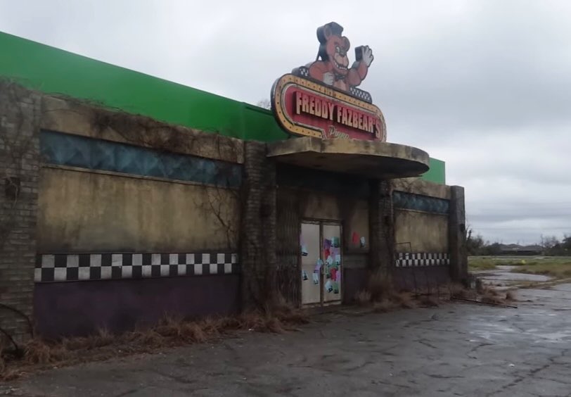 FNAFMovieUpdate's tweet photo. A closer look at the Pizzeria!

#FiveNightsatFreddys #FiveNightsatFreddys2 #FNAF #FNAF2 #FNAFMovie #FNAFMovie2 https://t.co/HBlR8aB8Kc