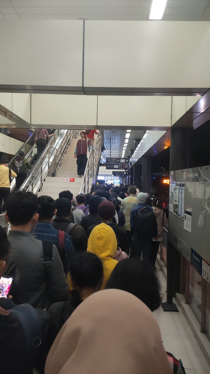 Kurnia20's tweet photo. Setiap di cawang central mau ke cibubur seperti ini antriannya @PT_Transjakarta https://t.co/8Z3pultKK0