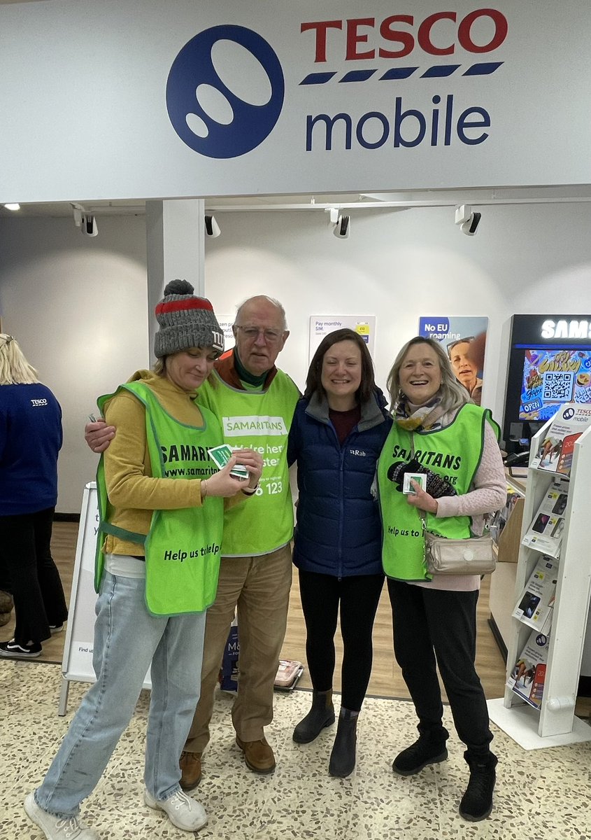 ChilternSams's tweet photo. Some of our wonderful volunteers handing out free tea-bags, friendly faces &amp; listening ears! Blue Monday Brew Monday vibes. How about contacting a friend today to see how they’re doing? Talking to others is SO important; talk to us if you want. We’re here 24/7, free, anonymous 💚 https://t.co/smSd2fnA5G