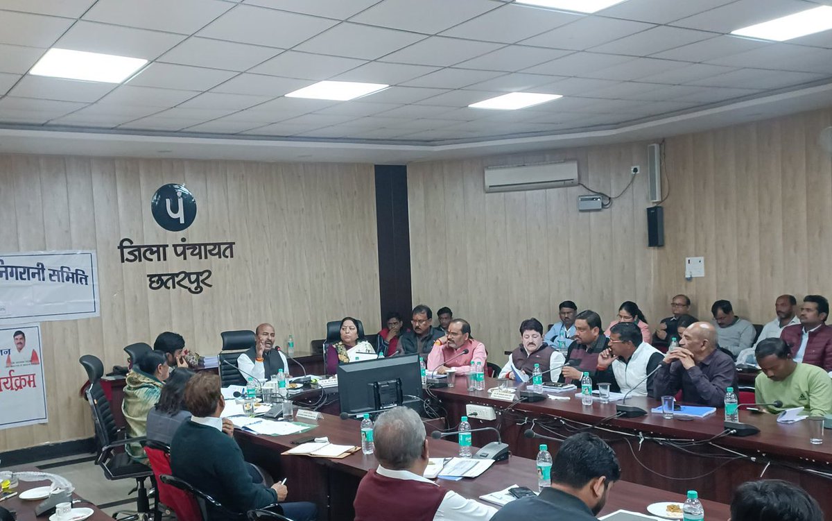 spuspendrapratp's tweet photo. 📍 जिला पंचायत, छतरपुर 

आज जिला पंचायत सभाकक्ष में केंद्रीय मंत्री एवं क्षेत्रीय लोकप्रिय सांसद आदरणीय डॉ वीरेंद्र कुमार जी की अध्यक्षता में दिशा की महत्वपूर्ण बैठक संपन्न हुई, जिसमें उपस्थित रहा । 
@Drvirendrakum13 @PROJSChhatarpur @collchhatarpur 
1/2 https://t.co/PV3HR1LpOJ