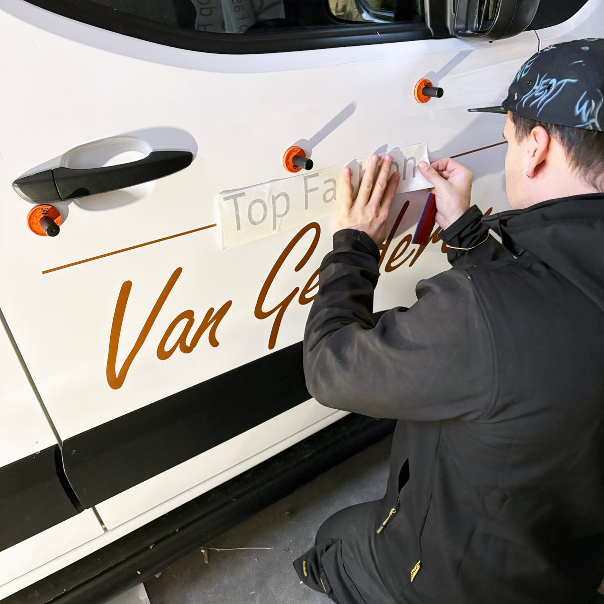 Goosprintensign's tweet image. We zijn het jaar weer met een mooie opdracht begonnen. Voor Top Fashion Van Genderen hebben wij deze Citroën Berlingo mogen ontwerpen en plakken. 🚐✨

Ben je ook op zoek naar professionele #autosigning of -belettering voor jouw #bedrijf?

Kijk op ➡️ goosreclamemakers.nl/producten/auto…