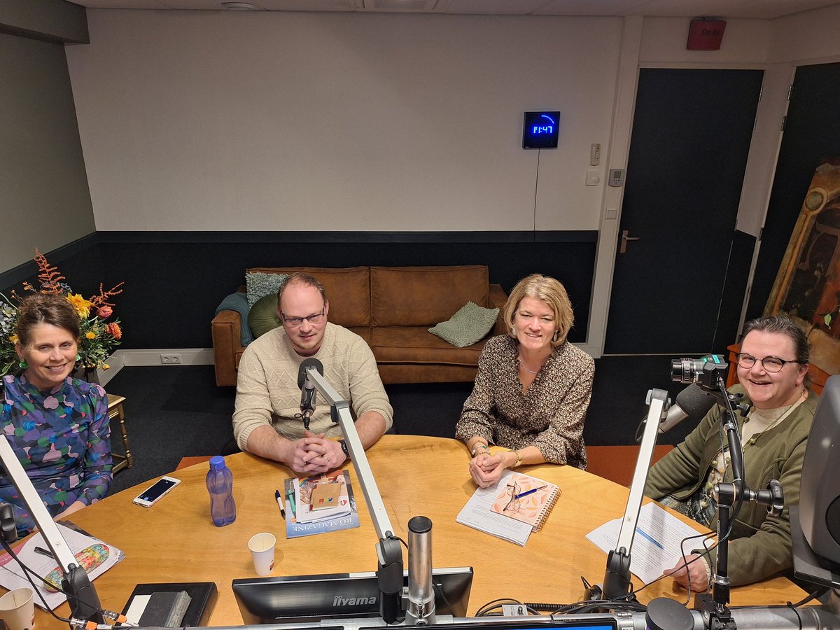We zitten klaar voor de podcastserie: 'Het gesprek aan het schoolhek'  
Samen met @AlettePouwelse ga ik in gesprek met Marjon van de Water uit Sliedrecht en Henk van Pijkeren uit Oldebroek. Verschillende mooie onderwerpen! Elke dag om 17.00 te beluisteren reformatorischeomroep.nl