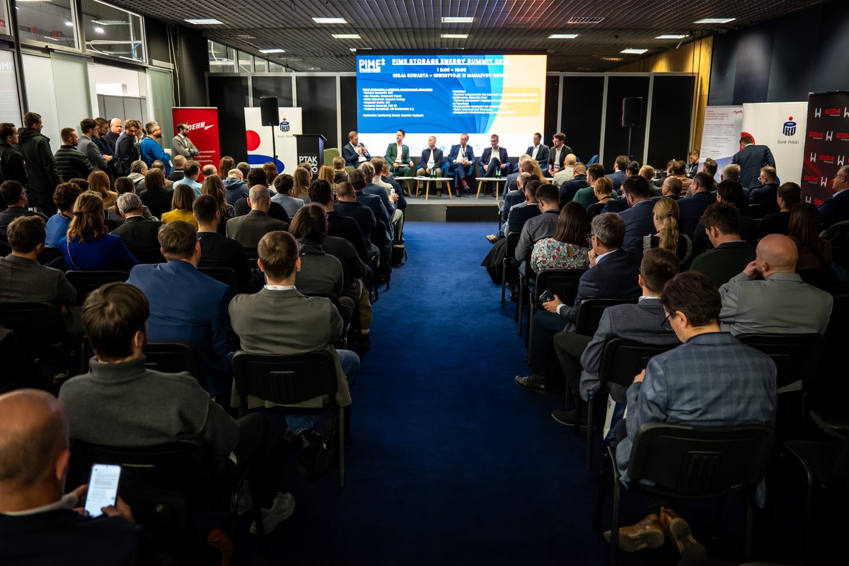 WBGroup_PL's tweet photo. Przedstawiciele @WBGroup_PL uczestniczyli w Targach Energii Odnawialnych Solar Energy Expo, które odbyły się w @PtakWarsawExpo. Pierwszego dnia Tadeusz Boruciński ze spółki #4EN wziął udział w sesji "Inwestycje w magazyny energii" moderowanej przez Bartłomieja Derskiego z @WysokieNapiecie. 

Tadeusz Boruciński zwrócił uwagę na szeroko rozumiane bezpieczeństwo magazynów energii elektrycznej w aspekcie technologicznym i użytkowym. Przedstawiciel GRUPY WB określił ryzyka związane z łańcuchem dostaw elementów i wsparcia technicznego. Boruciński podkreślił też znaczenie korzystania z rodzimych technologii magazynowania energii elektrycznej (wskazując na rozwiązania GRUPY WB, w tym 4EN) oraz przedstawił zagadnienia rynkowej opłacalności magazynowania energii w aspekcie długoterminowym.