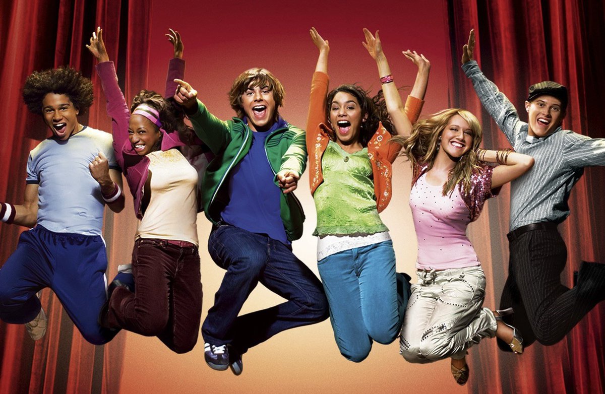 GossipRoomOff's tweet photo. 🚨 Le premier opus de "High School Musical" a été diffusé il y a 19 ans aujourd’hui, le 20 janvier 2006 !

Ce film emblématique de Disney Channel, mettant en vedette Zac Efron et Vanessa Hudgens, a captivé des millions de téléspectateurs à travers le monde.  

Il a donné naissance à une franchise musicale inoubliable qui continue d’influencer la culture pop ! 🎤♥️