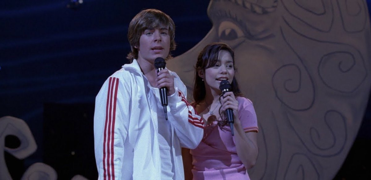 GossipRoomOff's tweet photo. 🚨 Le premier opus de "High School Musical" a été diffusé il y a 19 ans aujourd’hui, le 20 janvier 2006 !

Ce film emblématique de Disney Channel, mettant en vedette Zac Efron et Vanessa Hudgens, a captivé des millions de téléspectateurs à travers le monde.  

Il a donné naissance à une franchise musicale inoubliable qui continue d’influencer la culture pop ! 🎤♥️