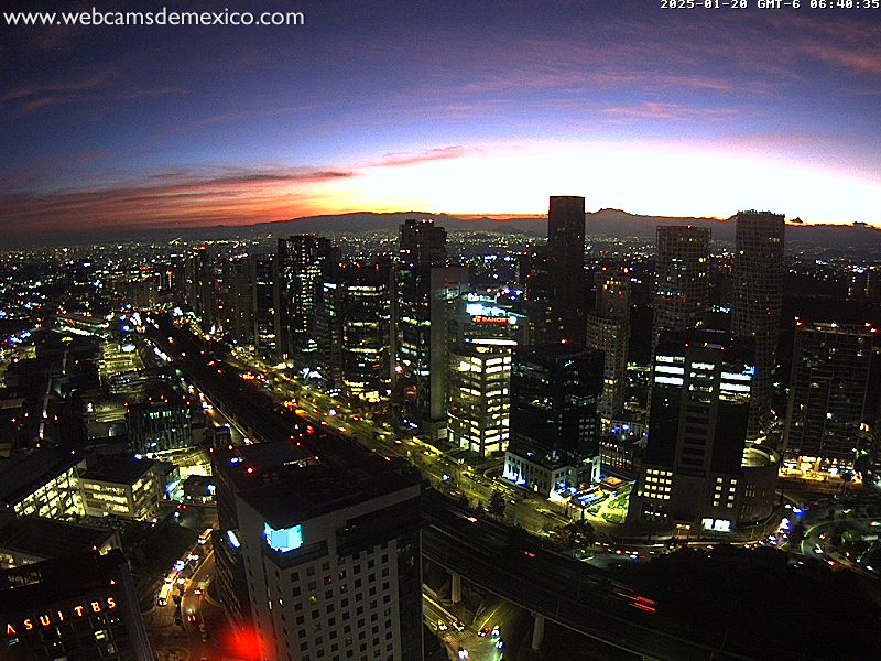 webcamsdemexico's tweet photo. Las primeras luces de este lunes se ven así desde Ciudad de México #CDMX. Temperatura actual: 9º C.           

Vista Santa Fe.                                  
Para ver en tiempo real:      
https://t.co/byRs2vOIV9 https://t.co/K8gXSGmAtW