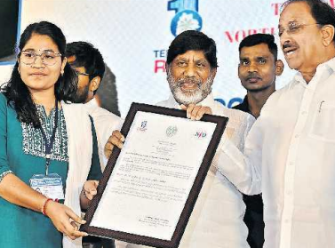 marpuvastundi's tweet photo. • భారాసపై ఉప ముఖ్యమంత్రి భట్టి ధ్వజం
• విద్యుత్ సంస్థల్లో ఉద్యోగులుగా ఎంపికైన వారికి నియామక పత్రాల అందజేత
#ElectricityEmployees #JobAppointments https://t.co/CFm1MUfqmu