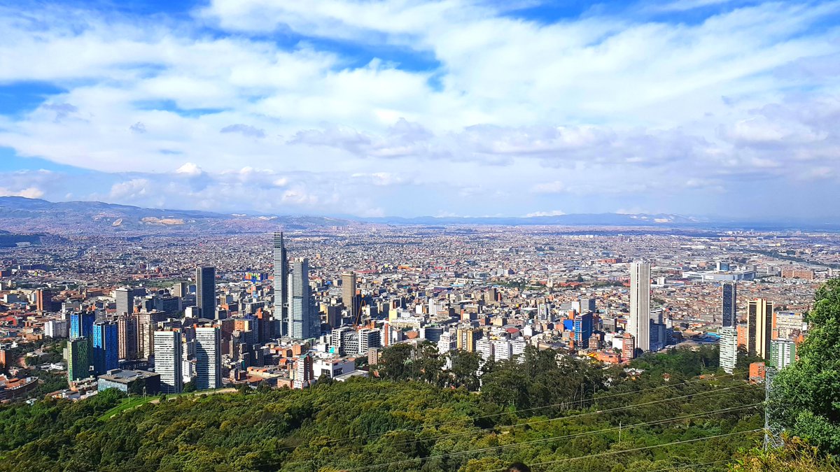 NuevosBAires's tweet photo. [El Mundo] 🇨🇴 ¿Puede la infraestructura hacer más felices a los habitantes de una ciudad? 

En Bogotá, hace unos años, se desarrollaron los Centros para la Felicidad. Son espacios diseñados para fomentar el bienestar físico, mental y social. 

Más sobre esta iniciativa  🧵👇 https://t.co/v8w9LV2seP