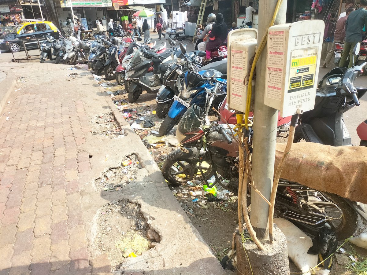 altamashspitfir's tweet photo. Illegal Hawkers Capturing  Road For Shop At Ganesh Hari Pandurang Marg Byculla West Baya Victoria Building Road Mum 400011  @MumbaiPolice @mybmcWardE @mybmc  @highcourt  @CPMumbaiPolice @Dev_Fadnavis  Please Take Immediate Action https://t.co/QMKHXb43se