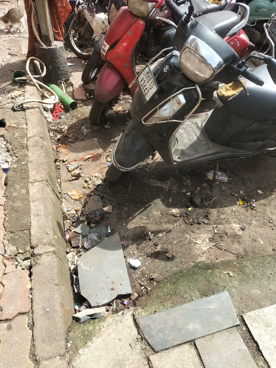 altamashspitfir's tweet photo. Illegal Hawkers Capturing  Road For Shop At Ganesh Hari Pandurang Marg Byculla West Baya Victoria Building Road Mum 400011  @MumbaiPolice @mybmcWardE @mybmc  @highcourt  @CPMumbaiPolice @Dev_Fadnavis  Please Take Immediate Action https://t.co/QMKHXb43se