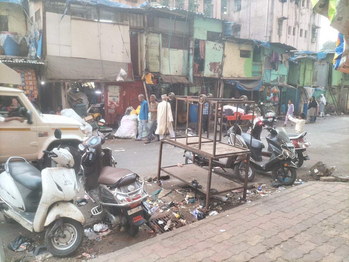 altamashspitfir's tweet photo. Illegal Hawkers Capturing  Road For Shop At Ganesh Hari Pandurang Marg Byculla West Baya Victoria Building Road Mum 400011  @MumbaiPolice @mybmcWardE @mybmc  @highcourt  @CPMumbaiPolice @Dev_Fadnavis  Please Take Immediate Action https://t.co/QMKHXb43se