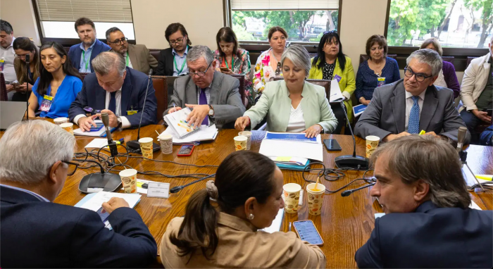elmostrador's tweet photo. 🎙️ #JyR | Marco Moreno (@MarcoMorenoP), doctor en Ciencia Política y académico de la UCEN, por avances en tratativas por la reforma previsional en el Congreso: "Es una ganancia para el Gobierno. Lo que quería hacer en esta materia y en otras fue ampliamente derrotado en el plebiscito de septiembre de 2022 (...) Y por lo tanto, e independientemente de lo que salga de este entendimiento, el Gobierno no tenía nada. Y entre nada y algo hay ganancia (...) por eso que el Gobierno en paralelo, además de los guarismos, le da duro a las AFP, que es lo que no se pudo resolver en esta tramitación".
▶️https://t.co/KCpwcvRROE