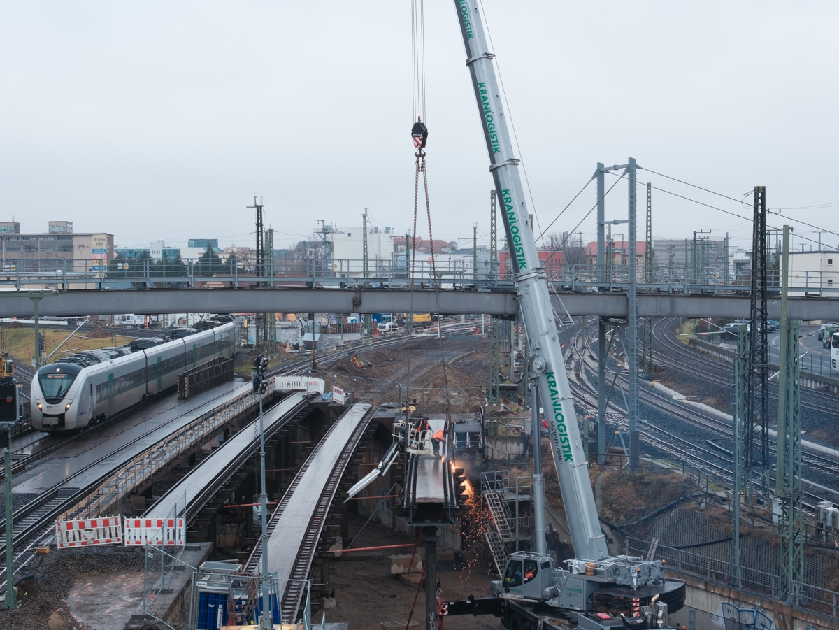 suhodb's tweet photo. Wir erneuern das Kreuzungsbauwerk beim Dresdner Hauptbahnhof: Es verbindet die Strecken Leipzig–Dresden und Berlin–Dresden. Eine Meisterleistung unseres Teams! Das Ziel: eine sichere, schnellere Verbindung Leipzig-Dresden. #TeamDeutscheBahn #StarkeSchiene https://t.co/UtjB6dtN7C