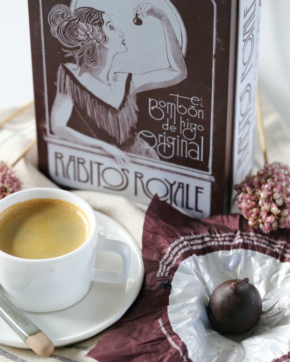 rabitosroyale's tweet photo. ¡Empieza el lunes con un espectacular #café con leche y nuestros deliciosos #Rabitos Dark!
-
Get this Monday started with a spectacular #latte and our delicious #RabitosRoyale Dark!
#BombonesDeHigo #ChocolateFigBonbon #bombones #bonbons #chocolate #desayuno #breakfast #coffee https://t.co/BUTfgdIiu3