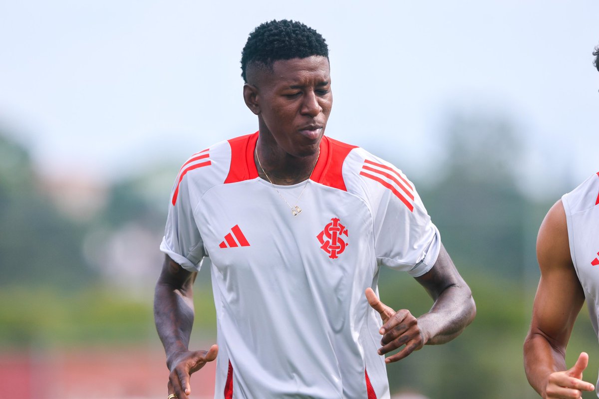 futebol_info's tweet photo. Se Vitão "forçar" uma saída do Internacional para ir para o Flamengo, o Rubro-Negro topa assinar um contrato de 5 anos com o zagueiro.

No entanto, o Fla não pretende aumentar a proposta que fez ao Colorado, no valor de 10 milhões de euros (R$ 62 milhões), sendo € 6 milhões em dinheiro + o 'perdão' dos € 4 milhões que o Inter ainda precisa pagar por Thiago Maia.

🗞 Canal @venecasagrande 
📸 Ricardo Duarte/SCI