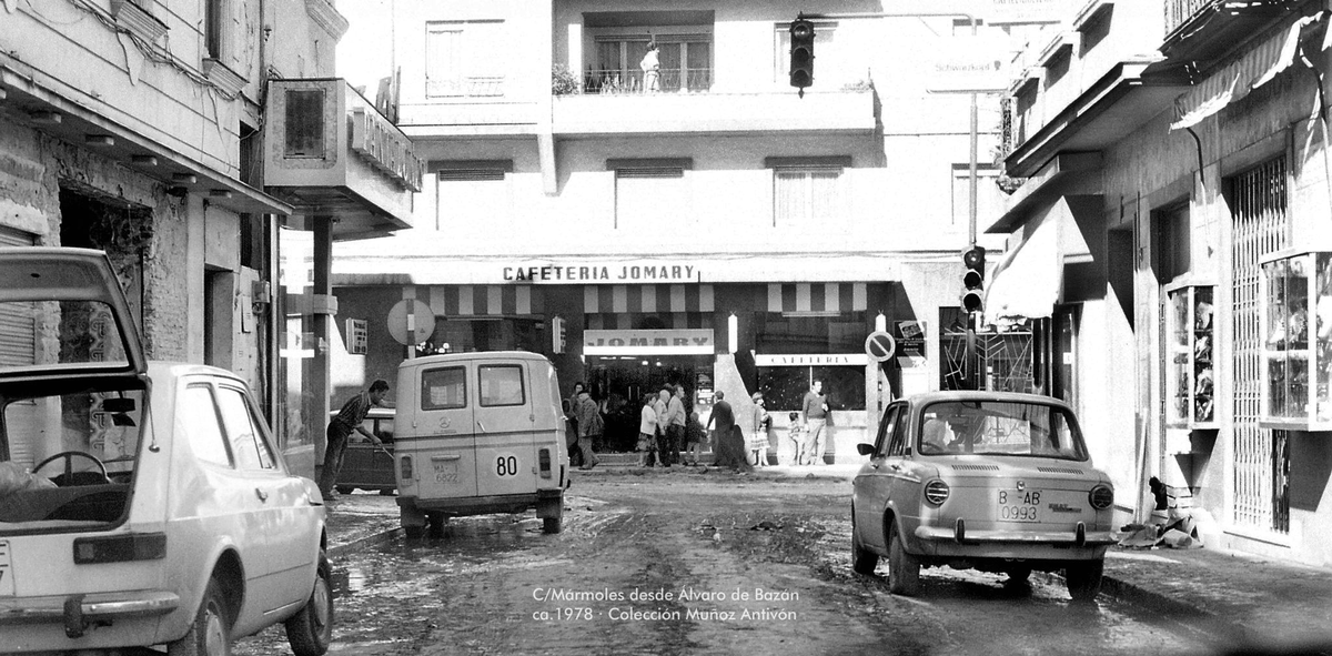 Calle Mármoles desde Álvaro de Bazán durante las inundaciones de otoño de 1978 · Colección Muñoz Antivón