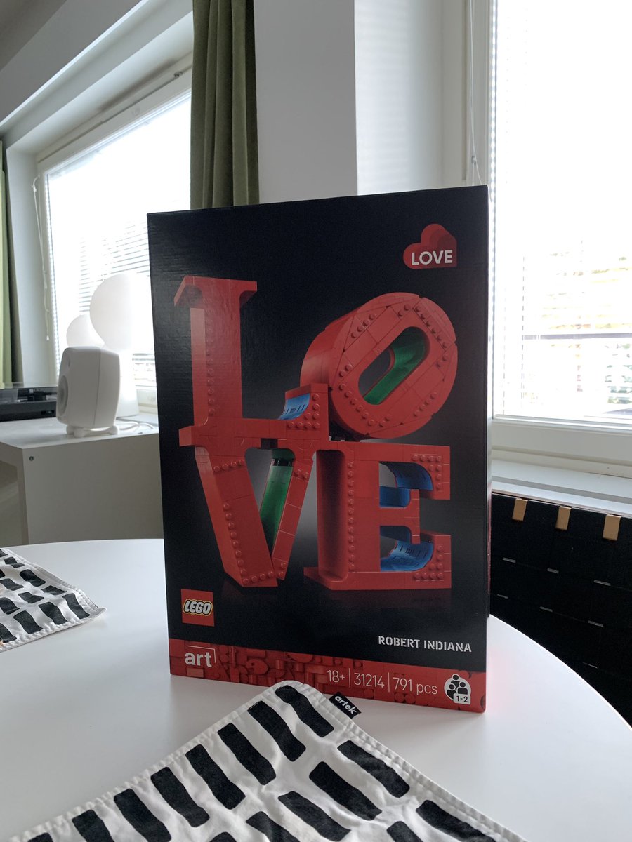 clofhjelm's tweet photo. Tommoinen tuli ostettua tänään.
Kyseinen veistos tultu bongattua myös Nykissä. 
Rakennetaan vaikka viikonloppuna.

#lego #robertindiana https://t.co/EgwQWajCZU