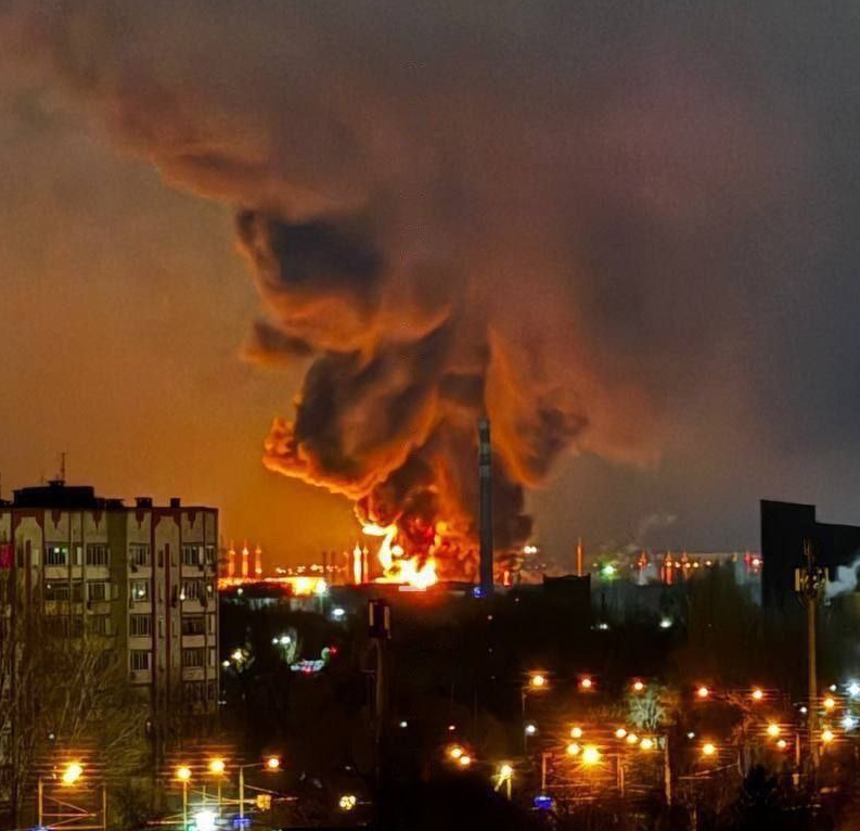 Heroiam_Slava's tweet photo. Fires in Russia have some beauty in it https://t.co/6s0UF8zFdP