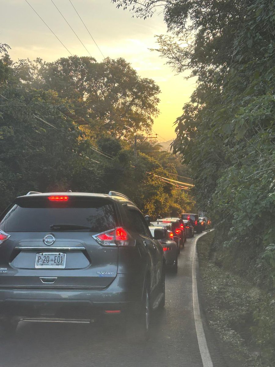 almejiaf's tweet photo. @VMTElSalvador @NelsonReyesSV @EntrevistaAm La calle de comasagua, incorporación a carretera al Puerto, urge se instale semáforo, el tráfico es permanente, colegio, universidad , residenciales, etc! @VMTElSalvador https://t.co/IvqxpzoK5g