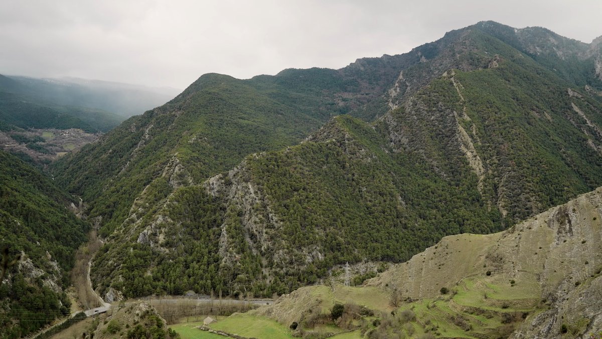 RTVECatalunya's tweet photo. 🚙 #EnRouter | Aquesta setmana Thais Villas visita el #PallarsSobirà per descobrir com la tecnologia ajuda a tornar la vida als pobles més aïllats
👉 Dissabte a les 10:30h a @La1_tve i RTVE Play Catalunya
🔗 https://t.co/3Bt2aJSrmM https://t.co/ycCEWcPuLt
