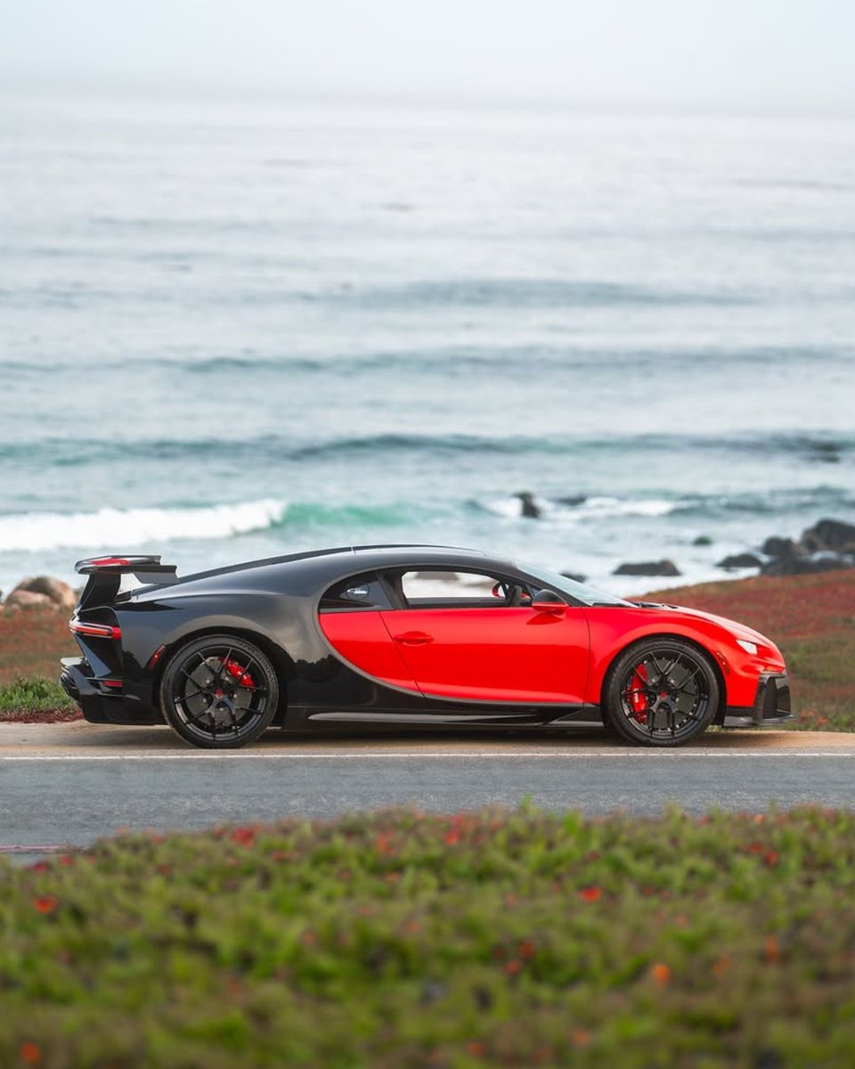 duPontREGISTRY's tweet photo. 2022 Bugatti Chiron Pur Sport | Featuring the sought-after Sky Glass Roof

This example is presented in a striking two-tone combination of Black and Red. It is now available on #dupontregistry https://t.co/nv8SKIY0hc