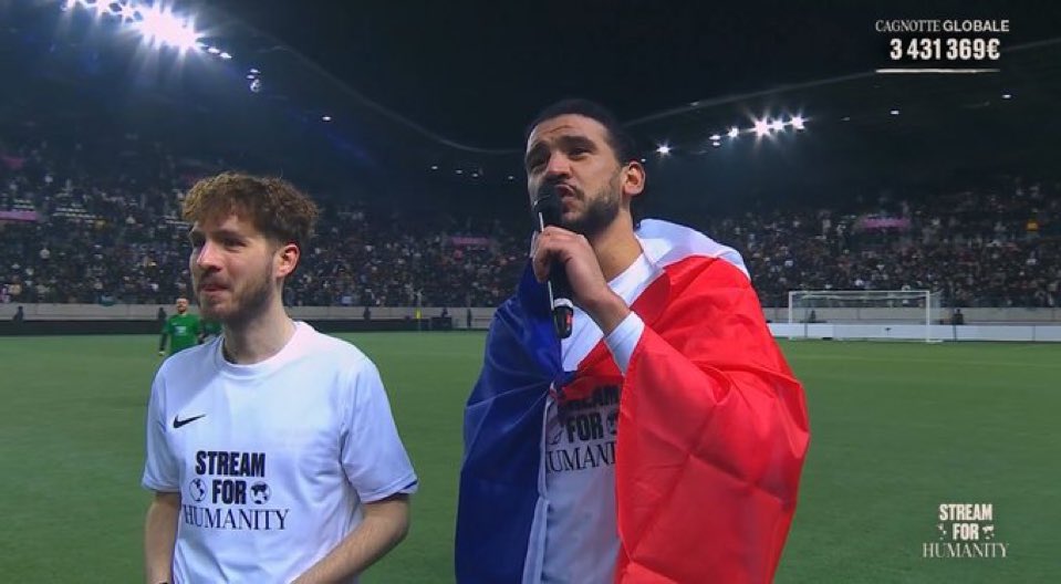 Moi Amine je le connais pas trop.

Ce que je vois c’est un FRANÇAIS d’origine MAGHRÉBINE récolter des dons pour une BONNE CAUSE en arborant fièrement un drapeau FRANÇAIS.

Chapeau bas, voilà qui devrait montrer l’autre facette moins médiatisée de la communauté Maghrébine en