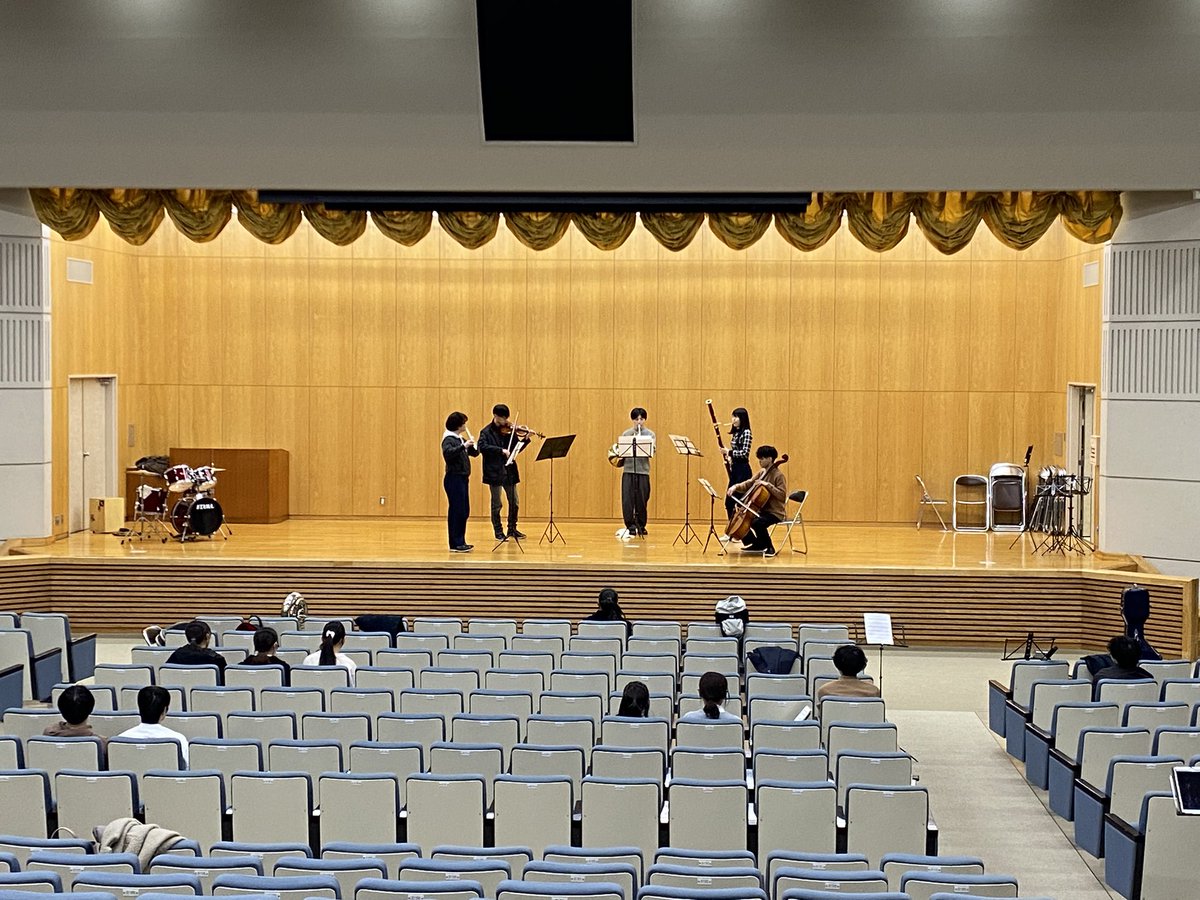 kitsotwit's tweet photo. 本日はアンサンブル祭が行われました！
さくらのうたなどの吹奏楽の定番から、パイプ椅子を使った楽曲（?!）など様々な演奏を皆さん楽しんでいました！ https://t.co/MKbW2A7yQq