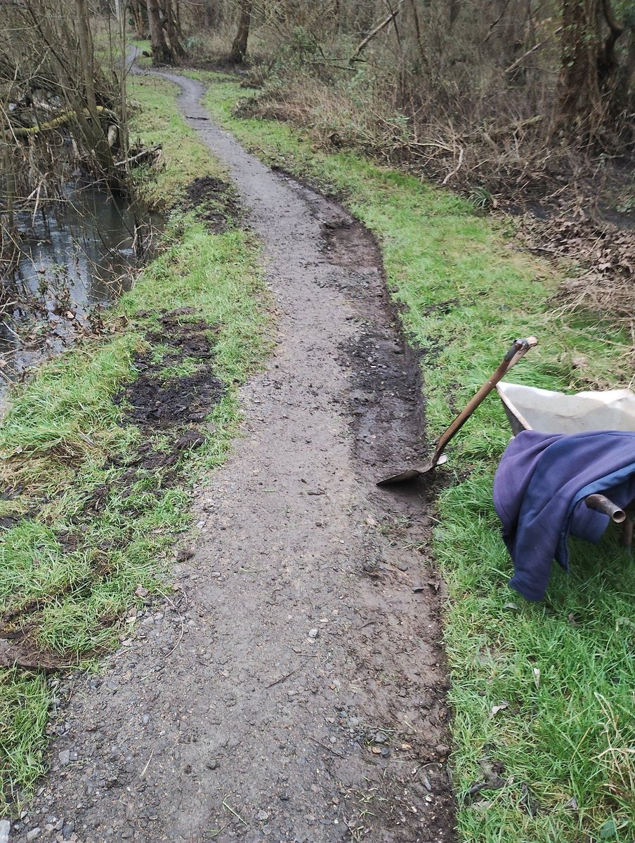 GreenwaysProj's tweet image. More path improvement work along the Belstead Brook last week - thanks to grant funding from @suffolkcc . Many thanks to our hardworking volunteers, barrowing tonnes of aggregate hundreds of metres! @IpswichGov @BaberghSuffolk #volunteers #pathwork #belsteadbrook @naturereserve
