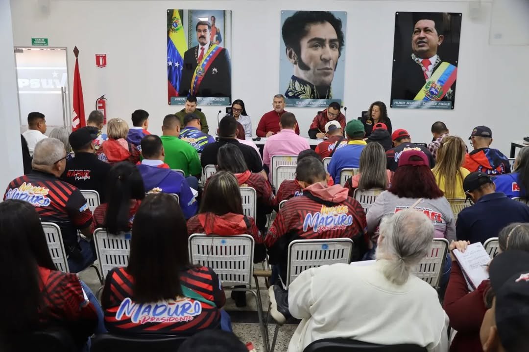 #EnDesarrollo | Reunión ampliada con el equipo de Gobierno para evaluar el trabajo y definir estrategias a desarrollar en los próximos días en el territorio, en función de profundizar las políticas sociales de atención.
<a href="/NicolasMaduro/">Nicolás Maduro</a> <a href="/primitivo_ceden/">Primitivo_Cedeno</a> <a href="/alcaldia_depaez/">En Contacto con el Profesor Rafael Torrealba</a>