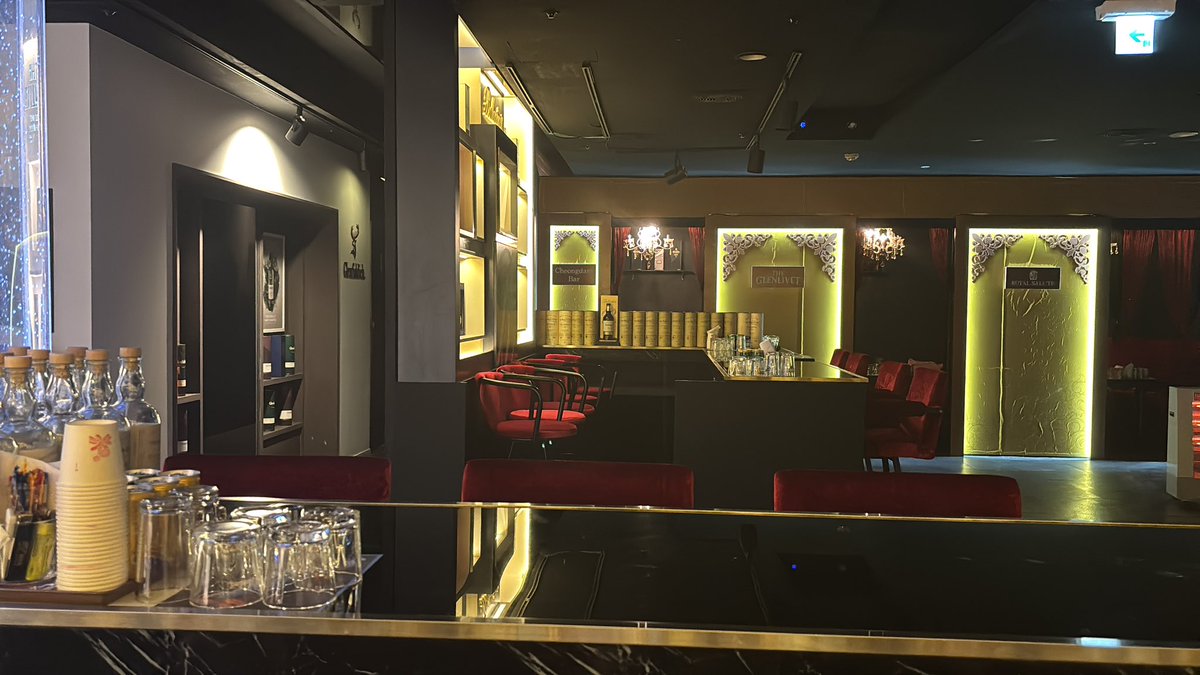 일하는데 사람이 없다 사람이...
누가 하이 일하는데 와서
술 좀 드세요...😭

양주라지시키면 미듐공짜로 서비스드릴게..!!