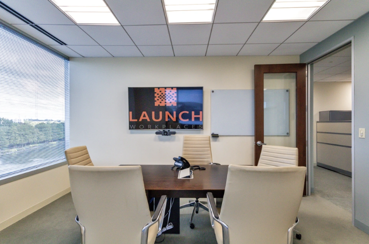 Coworking spaces aren’t just about providing a desk, chair, and walls—they’re designed to support productivity and convenience. You’ll find:
~Access to meeting rooms, lounge areas, and communal kitchens.
~On-demand tech support and high-speed internet.