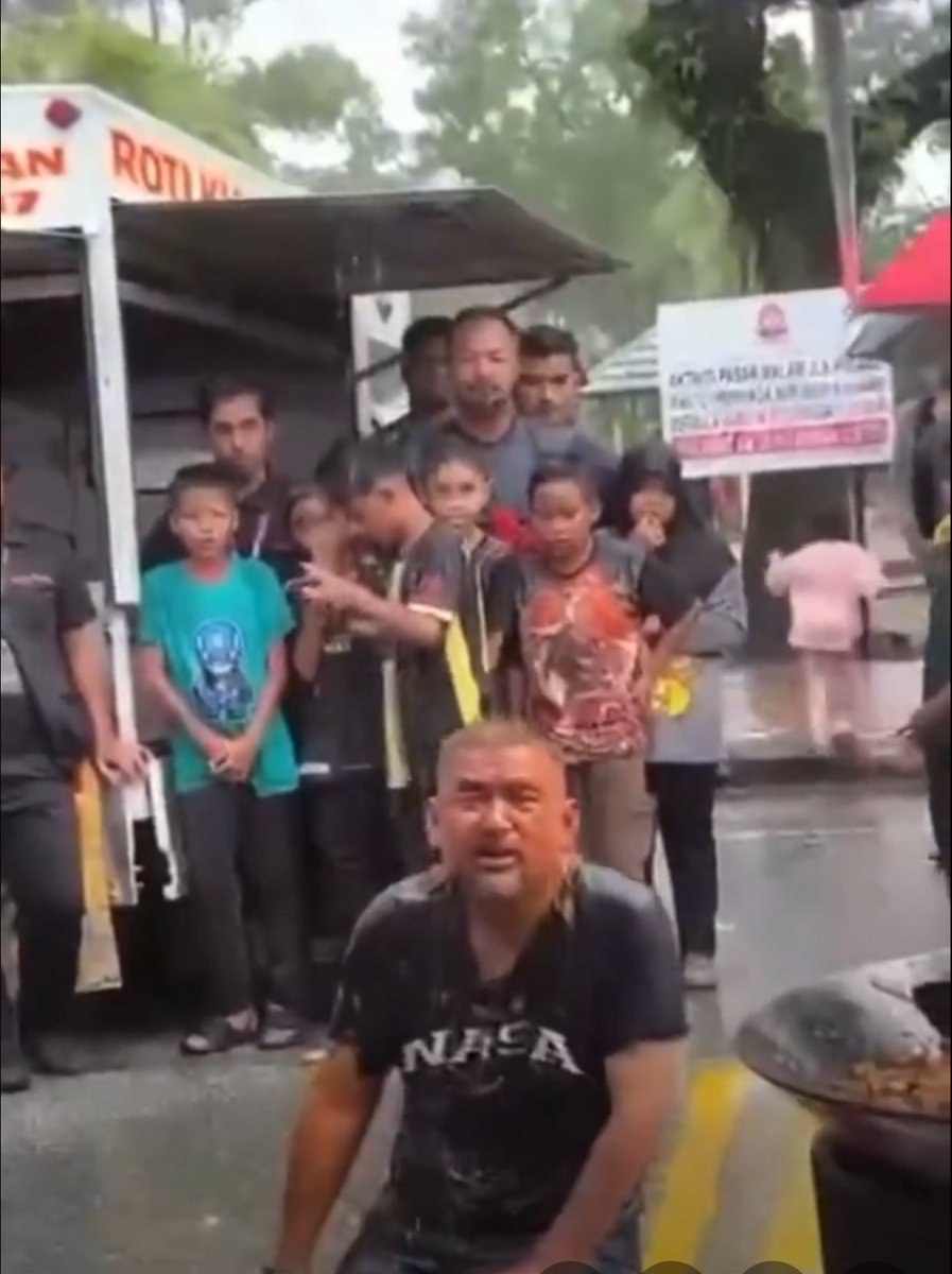 reennasir's tweet photo. adakah orang yang sama ? https://t.co/yYfwgnruvg