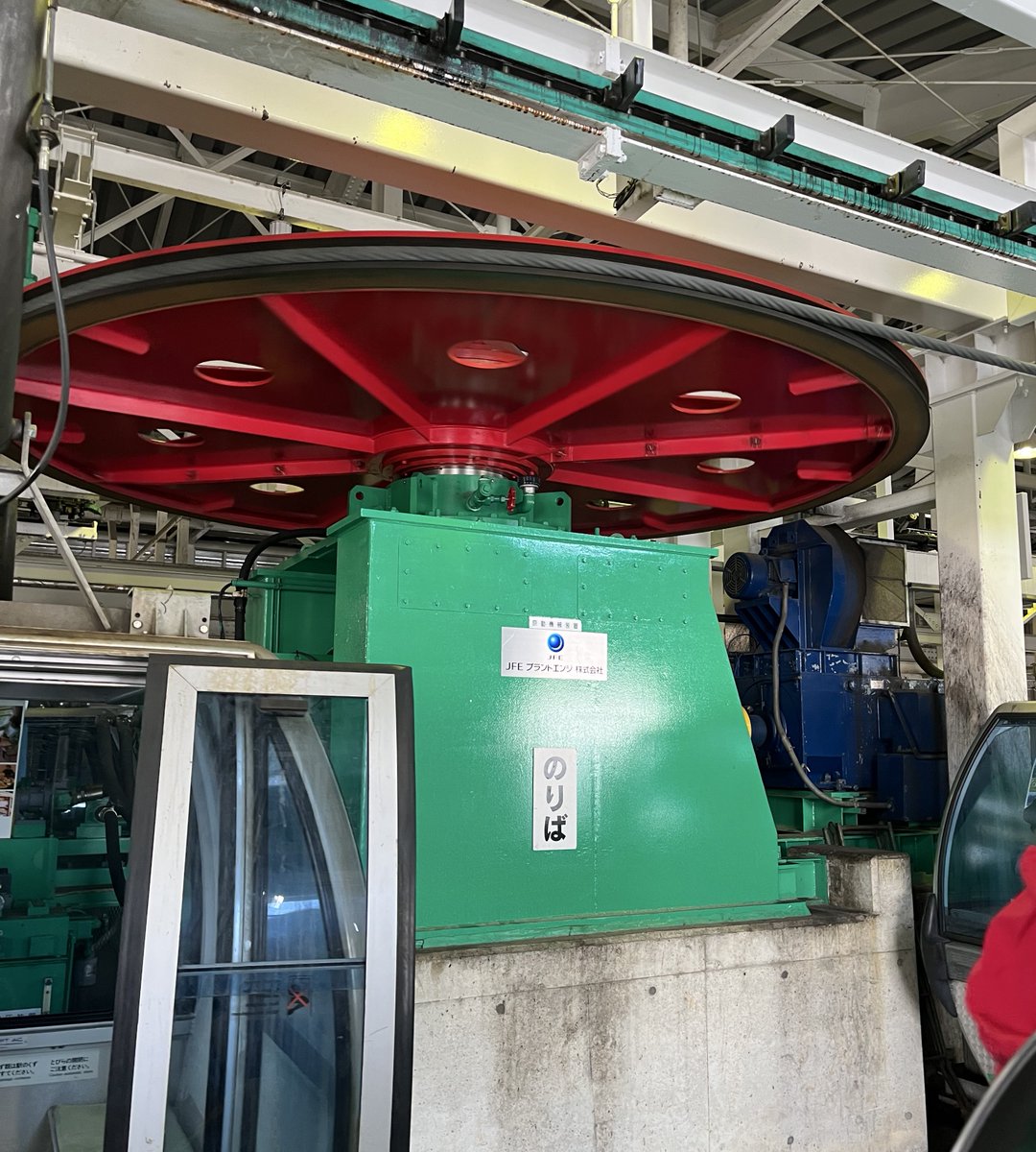 machisha7's tweet photo. 建設時は太平索道でしたが現在はJFEプラントエンジがメンテナンスをしているようです。
原動装置の塗装もロゴに似たてています。 https://t.co/Ian1dJnnFn