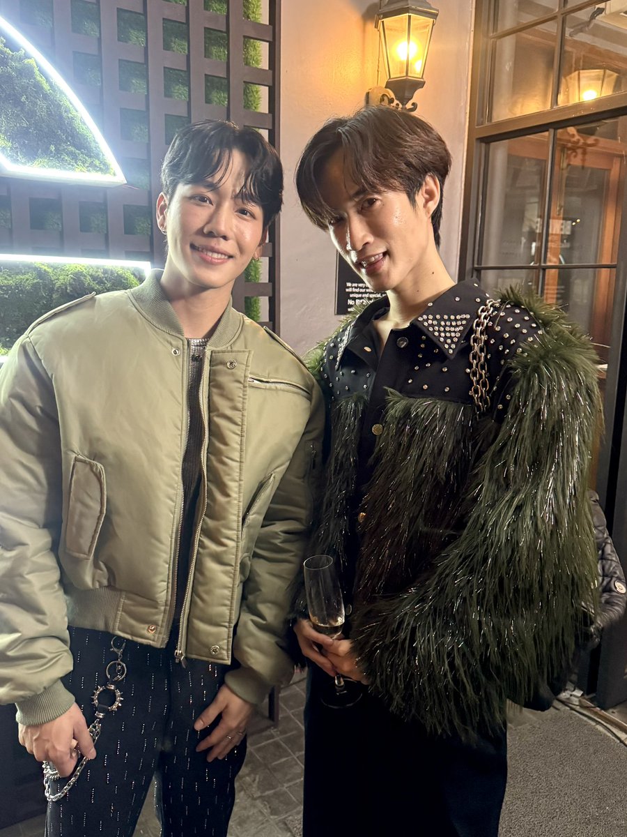 AerthH's tweet photo. ขอบคุณ Garnier Thailand ได้ให้เกียรติเชิญมาร่วม
Thank You Party ✨

เป็นแบรนด์ Global ที่อยู่กับคนไทยมานาน คุ้นเคยมาตั้งแต่เด็ก

ได้ร่วมงานกันหลายครั้ง รวมถึงไป Visit Lab Science ที่ Singapore

เป็นแบรนด์แมสที่ไม่หยุดพัฒนาตัวเอง ส่วนผสมวิทยาศาสตร์มากขึ้น ใช้พลาสติกน้อยลง Packaging Recycle ได้เกือบทั้งหมด

ดีใจที่หลายๆคนเปิดใจมาใช้ Garnier พิสูจน์ได้เลยว่าของดีไม่จำเป็นต้องมีราคาคาแพง

วันนี้ Garnier ได้สานฝัน สาวน้อย มข คืนสู่เหย้า ได้มาเจอพี่วอร์อีกรอบ เป็น ผช ที่สนุก จริงใจ เหมาะกับ Garnier มาก Fan Support ดีมาก

ปีนี้พบกับ NPD ปังๆจาก Garnier ได้เลย HNY ka 💖

#GarnierThailand
#TheGarnierGreenScene